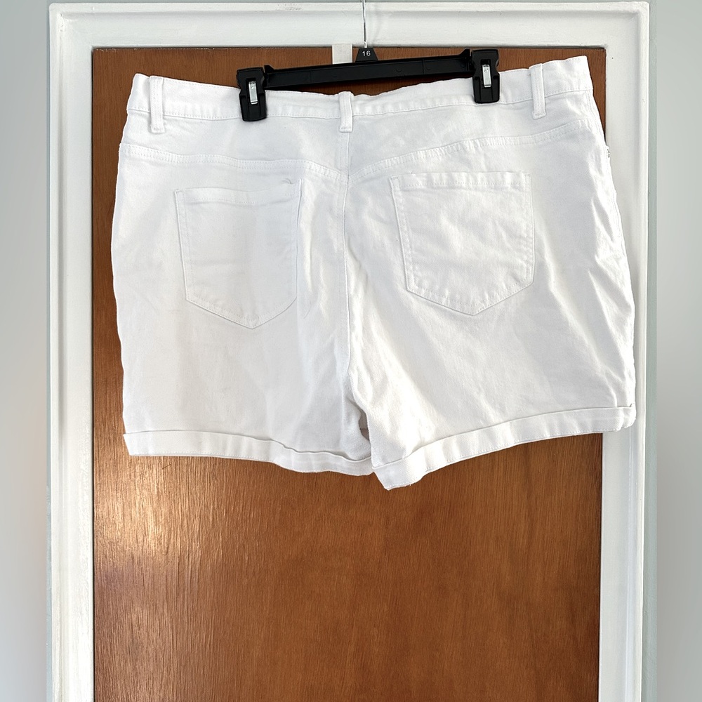 Gloria Vanderbilt “Amanda” white Jean shorts, size 20W. - Picture 3 of 6